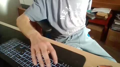 Snapshot of petitwilly chatting on 13, 11, 2025 petitwilly online show from 13, 11, 2025