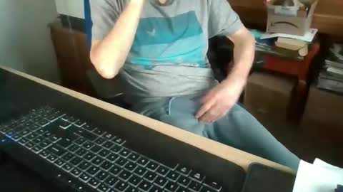 Snapshot of petitwilly chatting on 1, 12, 2025 petitwilly online show from 1, 12, 2025