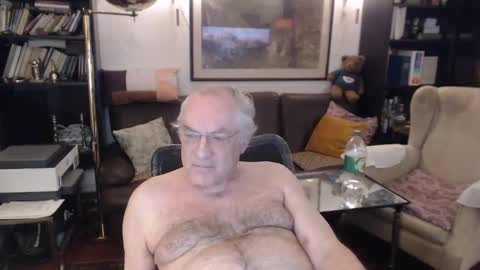 Snapshot of philoumis2 chatting on 2, 2, 2025 Philippe online show from 2, 2, 2025