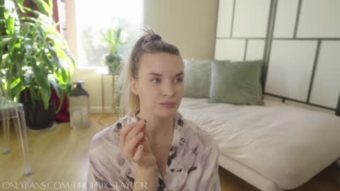 PHOENIX TAYLOR online show from 9, 2, 2025