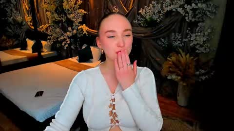 Emelie online show from 4, 3, 2025