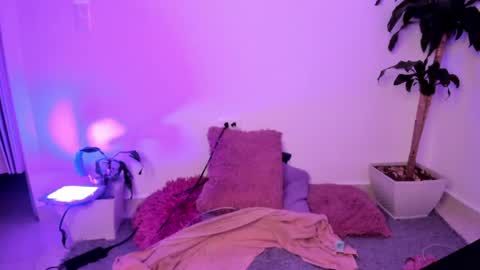 Snapshot of pink_quarz chatting on 8, 5, 2026 KELLY online show from 8, 5, 2026