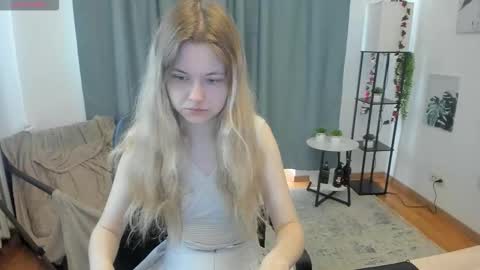 Snapshot of pixel_nest chatting on 17, 9, 2025 Olga online show from 17, 9, 2025