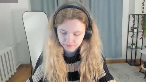 Snapshot of pixel_nest chatting on 8, 10, 2025 Olga online show from 8, 10, 2025