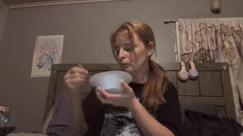 Snapshot of pizzedwife chatting on 13, 5, 2026 pizzedwife online show from 13, 5, 2026