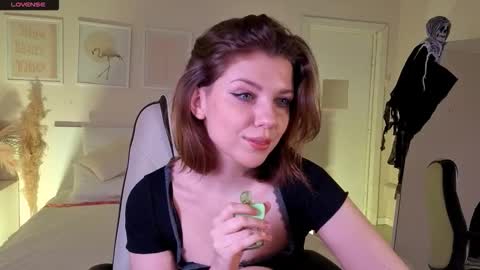 Snapshot of pollyrouge chatting on 27, 10, 2025  Your Polly  follow me  online show from 27, 10, 2025