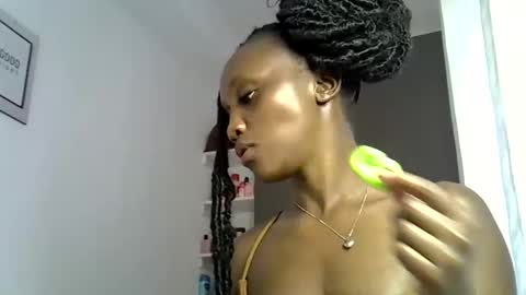 Snapshot of prettygee21 chatting on 25, 2, 2026 Pretty darkskin doll online show from 25, 2, 2026