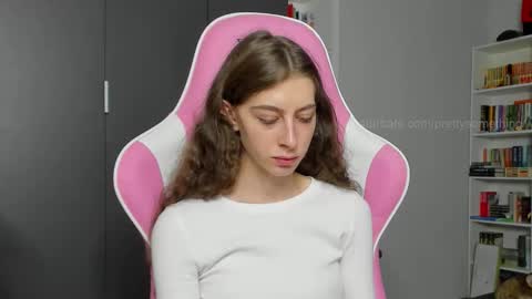 Snapshot of prettysomething chatting on 2, 10, 2025 Sophie next stream will be at Monday i will wait you guys online show from 2, 10, 2025