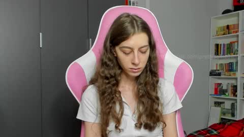 Snapshot of prettysomething chatting on 3, 10, 2025 Sophie next stream will be at Monday i will wait you guys online show from 3, 10, 2025