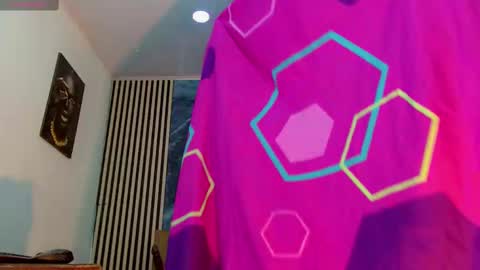 priscilarainbow online show from 25, 2, 2025