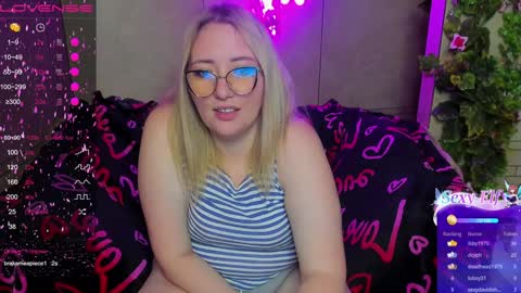 Snapshot of puffybun chatting on 27, 12, 2024 puffybun online show from 27, 12, 2024