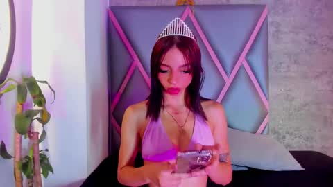 Quee Sophine online show from 19, 12, 2025