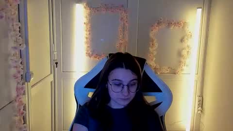 Snapshot of queen_amelie chatting on 24, 4, 2026 Amelie online show from 24, 4, 2026