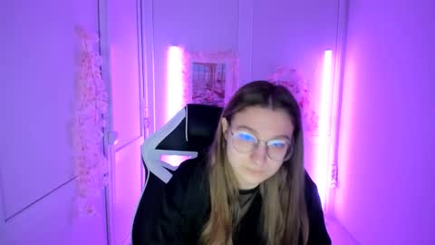 Snapshot of queen_amelie chatting on 18, 5, 2026 Amelie online show from 18, 5, 2026