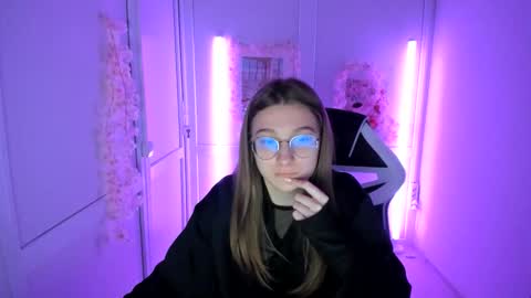 Snapshot of queen_amelie chatting on 20, 5, 2026 Amelie online show from 20, 5, 2026