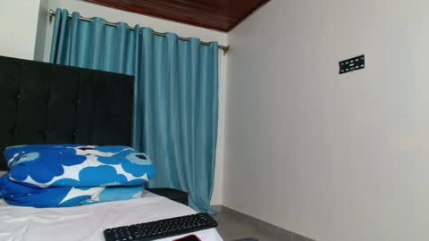 Queen armani online show from 25, 1, 2025