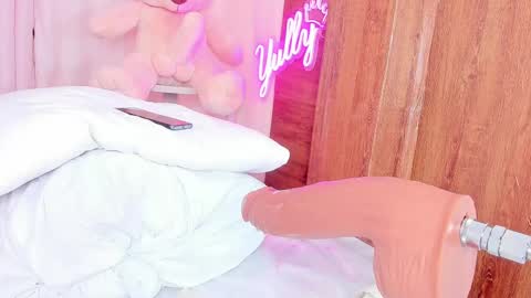 Snapshot of queen_yully chatting on 7, 3, 2025 queen_yully online show from 7, 3, 2025