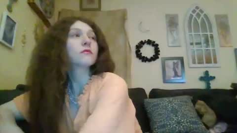 queencrimsonlvx online show from 22, 4, 2026