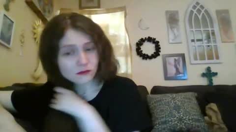 queencrimsonlvx online show from 25, 4, 2026