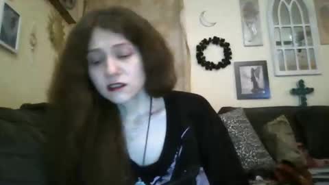 queencrimsonlvx online show from 5, 5, 2026