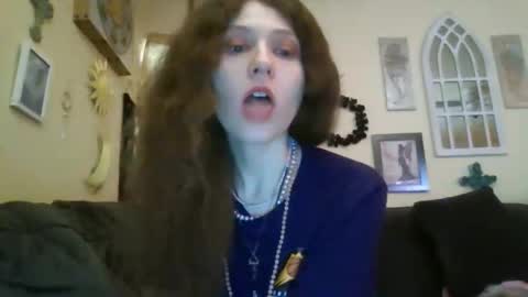 queencrimsonlvx online show from 8, 5, 2026