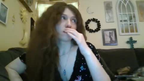 queencrimsonlvx online show from 20, 5, 2026
