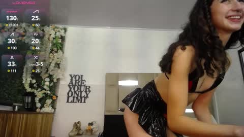 Snapshot of queenjenn__ chatting on 6, 1, 2025 QUEENJEENN online show from 6, 1, 2025