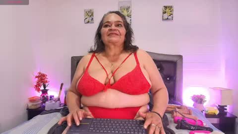 Snapshot of queenmature chatting on 1, 5, 2026 VickyBoobss online show from 1, 5, 2026