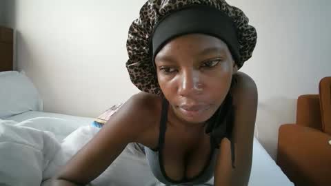 Snapshot of queenmom chatting on 18, 5, 2026 queenmom online show from 18, 5, 2026