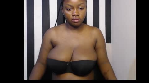 Snapshot of queenofalltest chatting on 16, 10, 2025 Zoey online show from 16, 10, 2025