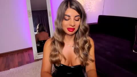 Snapshot of queenofyouredreams chatting on 21, 6, 2026 Queennofyuredreams online show from 21, 6, 2026