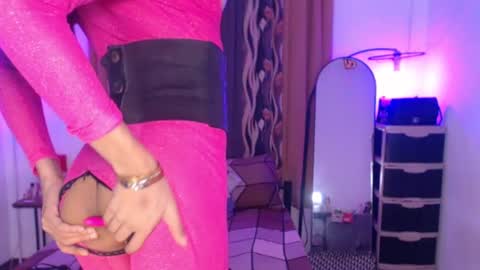 Snapshot of queenvalentinats chatting on 1, 3, 2025 ValentinaMoone online show from 1, 3, 2025