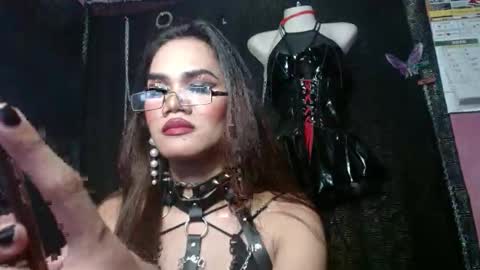 Snapshot of queenveee24 chatting on 20, 5, 2026 VeinyDickWoman online show from 20, 5, 2026