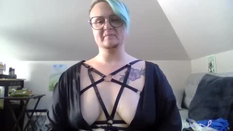 Snapshot of queerlyjaz chatting on 17, 9, 2025 queerlyjaz online show from 17, 9, 2025