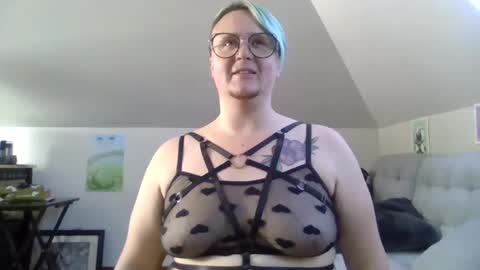 Snapshot of queerlyjaz chatting on 18, 9, 2025 queerlyjaz online show from 18, 9, 2025