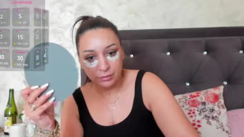 Snapshot of raelledarkstar chatting on 26, 5, 2026 raelledarkstar online show from 26, 5, 2026