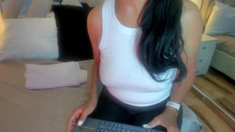 Raquel Moore  online show from 2, 2, 2025