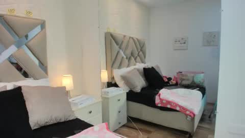 Raquel Moore  online show from 22, 11, 2025