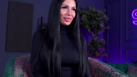 Raquelle online show from 10, 12, 2024