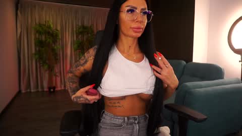 Raquelle online show from 11, 1, 2025