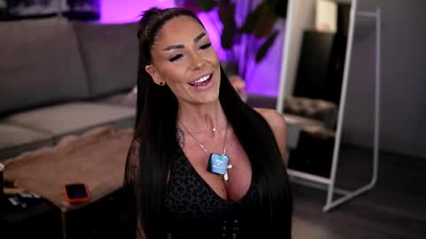 Raquelle online show from 15, 4, 2026