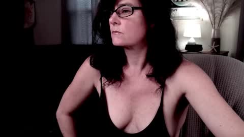 Snapshot of raven_feathers chatting on 19, 4, 2026 Roxanneredlight59 online show from 19, 4, 2026