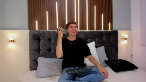 Snapshot of rayder_green chatting on 28, 11, 2025 YE online show from 28, 11, 2025