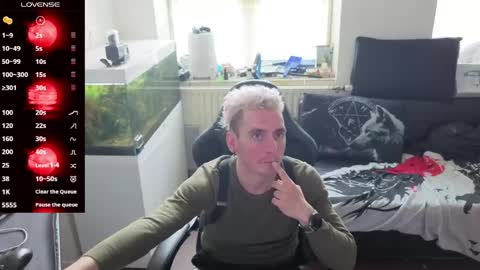 Snapshot of rayzel_white chatting on 6, 5, 2026 Rayzel White online show from 6, 5, 2026