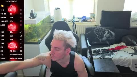 Snapshot of rayzel_white chatting on 7, 5, 2026 Rayzel White online show from 7, 5, 2026
