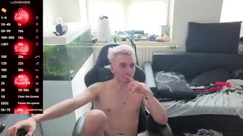 Snapshot of rayzel_white chatting on 15, 5, 2026 Rayzel White online show from 15, 5, 2026