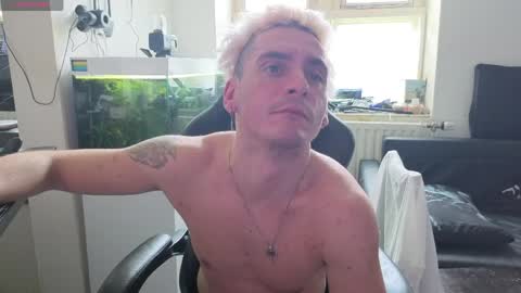 Snapshot of rayzel_white chatting on 20, 5, 2026 Rayzel White online show from 20, 5, 2026