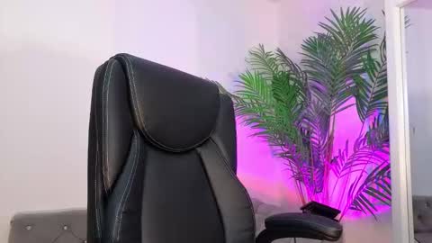 Snapshot of realalinacruz chatting on 4, 11, 2025 Alina Cruz online show from 4, 11, 2025