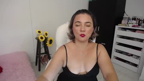 Snapshot of rebeca_milf chatting on 6, 12, 2024 REBECA online show from 6, 12, 2024