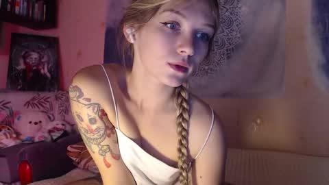 Snapshot of redmoonhead chatting on 5, 10, 2025 Ana online show from 5, 10, 2025